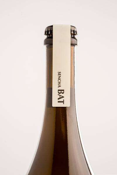 Etiqueta de la botella de BAT Sencha, kombucha elaborada a partir de tés por Ama Brewery